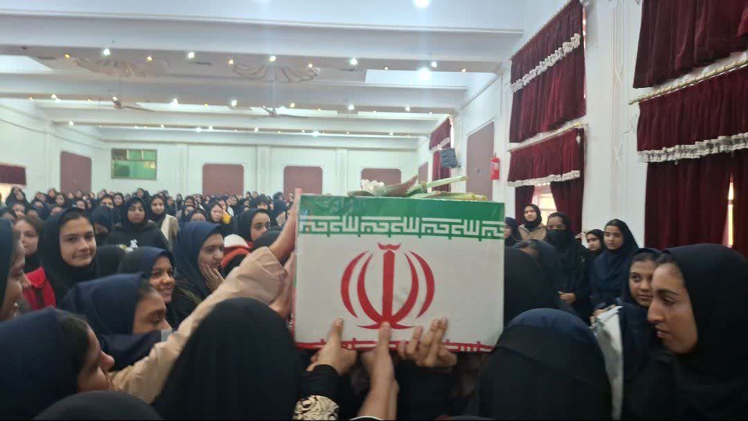 استقبال از شهید گمنام با حضور خانواده شهدا در دبیرستان برازنده مقدم یک