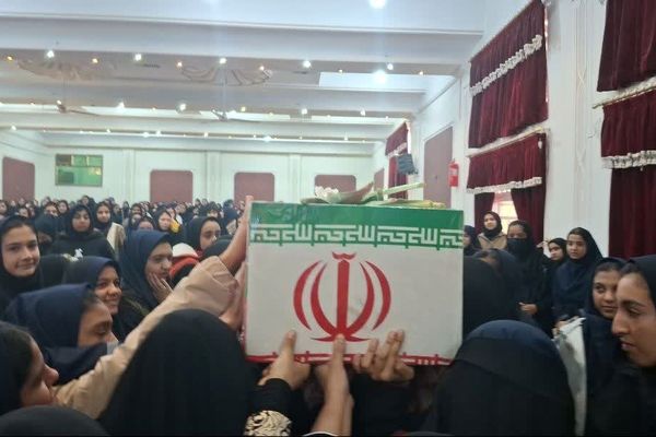 استقبال از شهید گمنام با حضور خانواده شهدا در دبیرستان برازنده مقدم یک