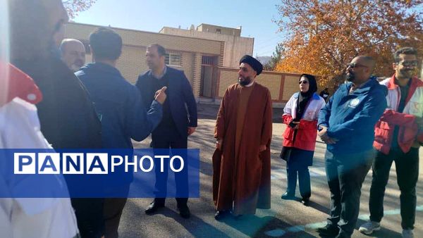 برگزاری مانور زلزله در مدرسه دانش سی سخت 