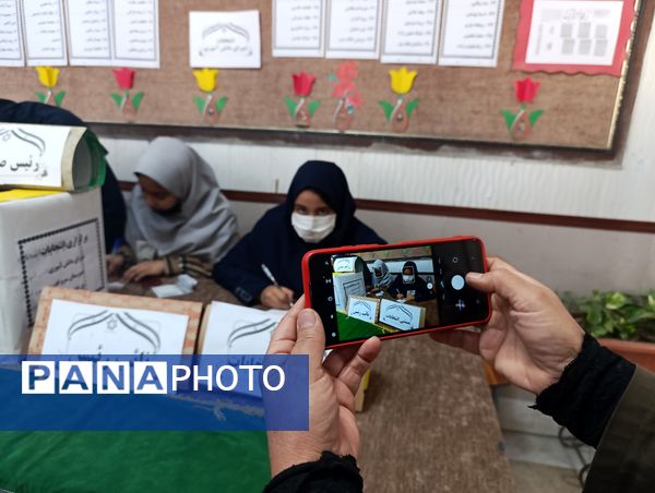 رقابت پرشور دانش آموزان در انتخابات شورای دبیرستان میرزا جعفر سروقد