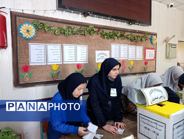 رقابت پرشور دانش آموزان در انتخابات شورای دبیرستان میرزا جعفر سروقد