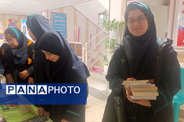 ایجاد غرفه‌های کتاب توسط دانش‌آموزان به مناسبت هفته کتاب و کتابخوانی در ناحیه دو شهرری 