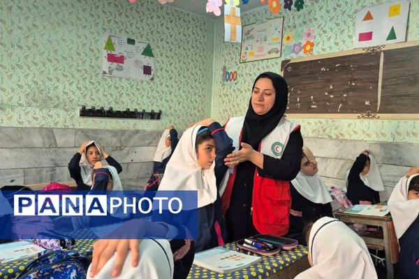 حضور نیروهای هلال احمر در دبستان هدی۱ به مناسبت هفته پدافند غیرعامل