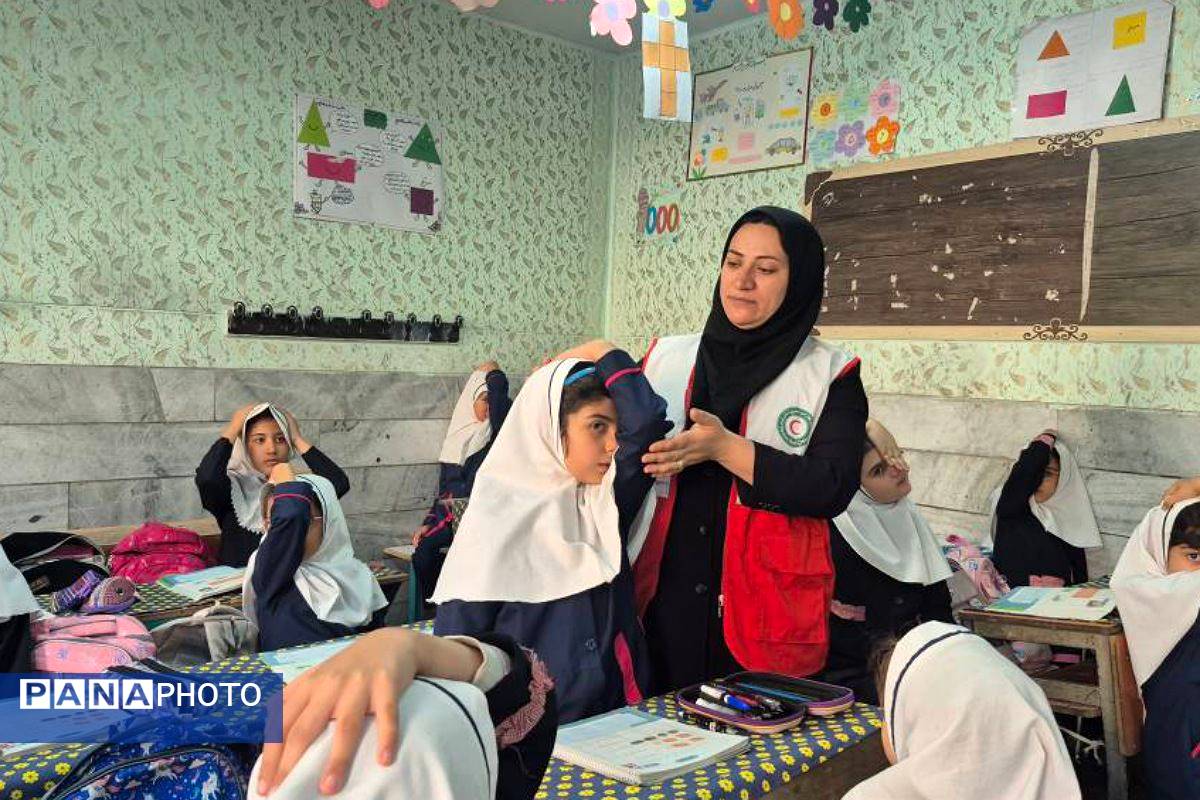 حضور نیروهای هلال احمر در دبستان هدی۱ به مناسبت هفته پدافند غیرعامل