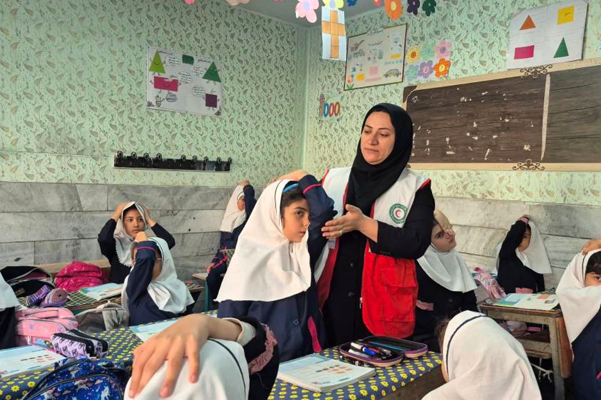 حضور نیروهای هلال احمر در دبستان هدی۱ به مناسبت هفته پدافند غیرعامل
