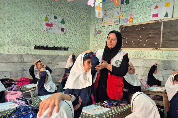 حضور نیروهای هلال احمر در دبستان هدی۱ به مناسبت هفته پدافند غیرعامل
