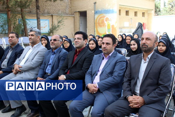 آغاز هفته دفاع مقدس و جشن ورود دانش‌آموزان پایه هفتم در دبیرستان عدالت جوادآباد