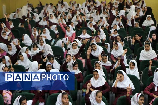 ۴۰۰ نفر از دختران پیشتاز بندرخمیر، پرچم امام مهربانی را به آغوش کشیدند