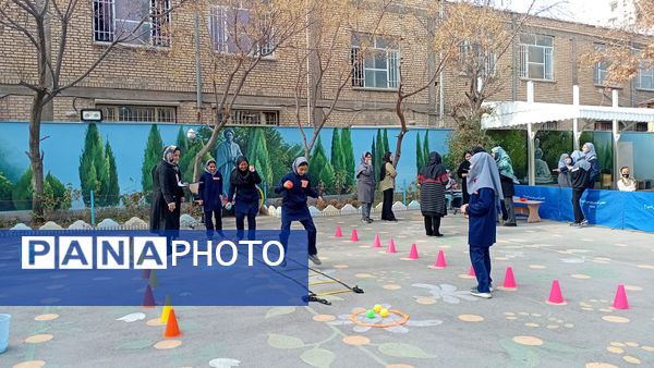مسابقه جذاب مادر و دختر در دبستان مصلی نژاد حضرت زینب(س)