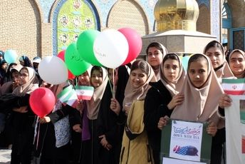 فریاد بصیرت دانش‌آموزان پیشوا در روز استکبارستیزی