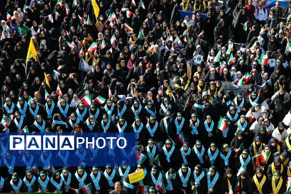 دانش آموزان و مسئولین در کنار یکدیگر، روز دانش‌آموز را رقم زدند