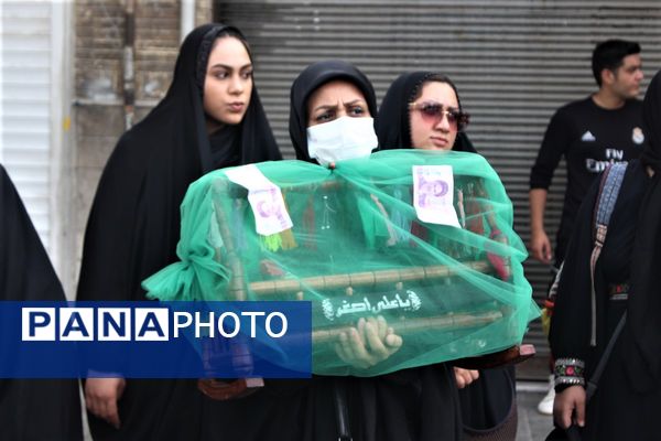 حضور پرشور کودکان قمی در دسته‌های عزاداری روز تاسوعا 