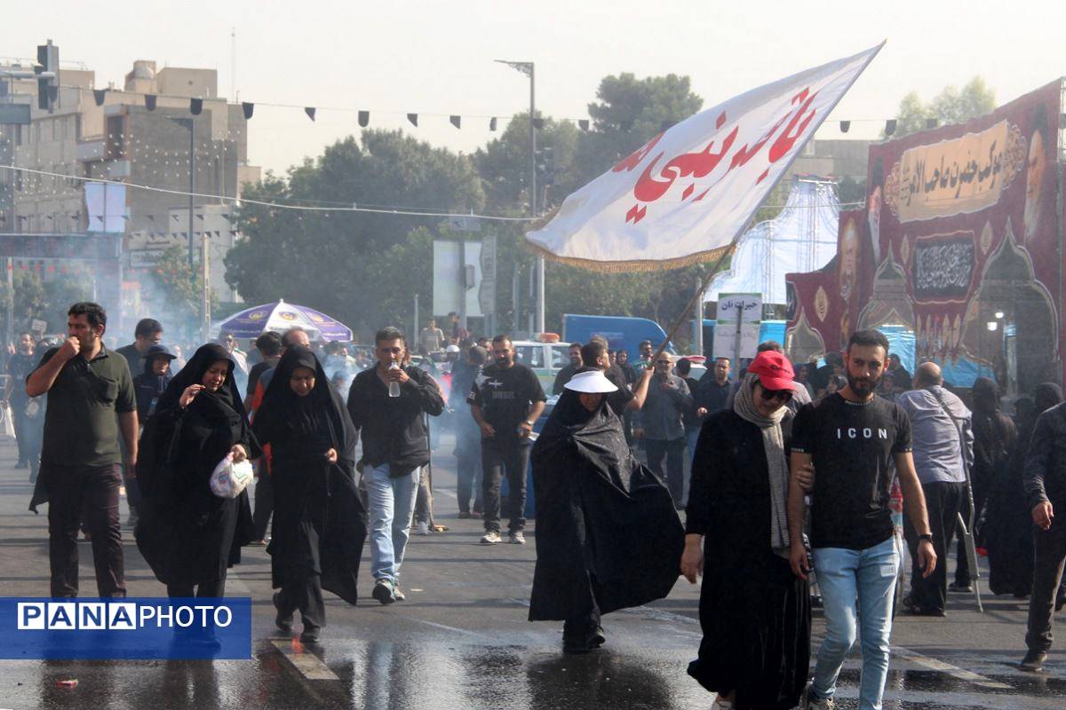 حضور باشکوه جاماندگان اربعین حسینی در شهر ری