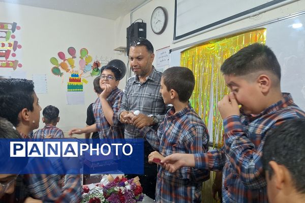 معلم مشعل دانش و چراغ هدایت است