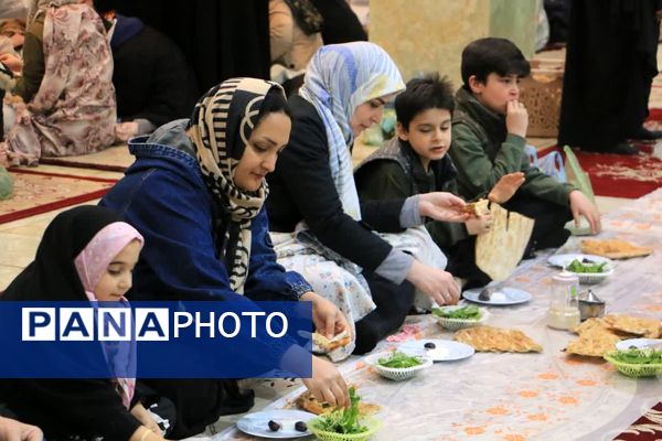 اقامه نماز جماعت مغرب و عشاء همراه با سفره افطاری ساده در حرم مطهر بی‌بی سکینه خاتون (سلام‌الله‌علیها)  ملارد در ایام ماه مبارک رمضان