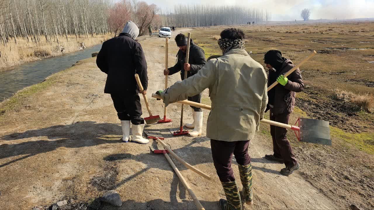 آتش‌سوزی تالاب بین‌المللی گندمان؛ تلاش‌ها برای مهار آتش ادامه دارد