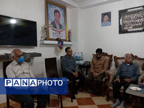 تجلیل دانش‌آموزان بندرعباسی از خانواده شهید در آستانه میلاد حضرت زهرا(س)