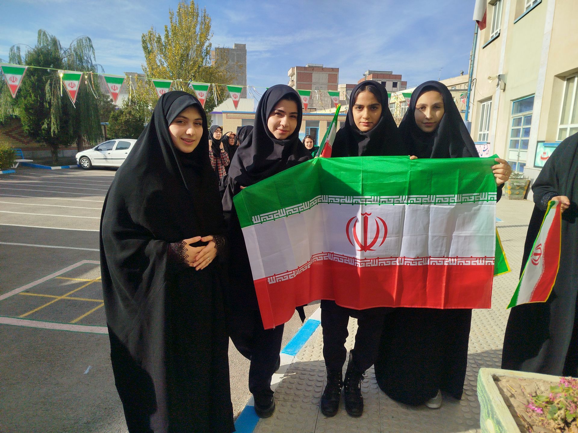 حضور پرشور دانش‌آموزان دبیرستان هیئت امنایی معراج اردبیل در راهپیمایی روز ۱۳ آبان ماه