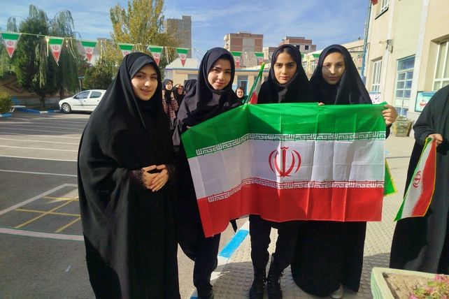 حضور پرشور دانش‌آموزان دبیرستان هیئت امنایی معراج اردبیل در راهپیمایی روز ۱۳ آبان ماه