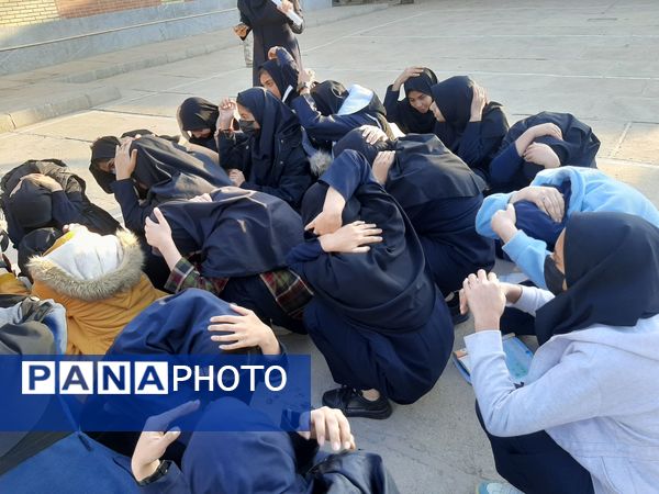 مانور زلزله در مدرسه شهید محمد آسوده روستای دهنو شهرستان خلیل آباد