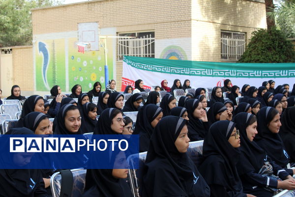 آغاز هفته دفاع مقدس و جشن ورود دانش‌آموزان پایه هفتم در دبیرستان عدالت جوادآباد