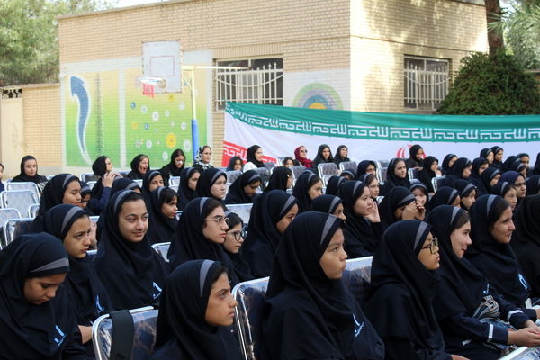 آغاز هفته دفاع مقدس و جشن ورود دانش‌آموزان پایه هفتم در دبیرستان عدالت جوادآباد