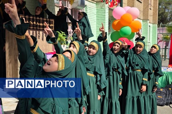 جشن عاطفه‌ها؛ لبریز از مهربانی در دبستان دخترانه قدر بهارستان ۲