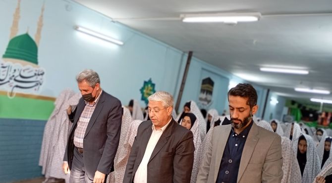 نماز جماعت در دبیرستان دخترانه فضه ناحیه دو 