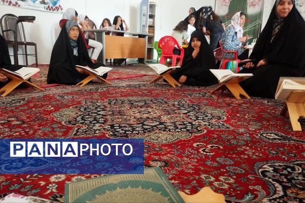 برگزاری حلقه قرآن و ایستگاه نقاشی به‌مناسبت هفته کودک همزمان با نماز جمعه در داریون 