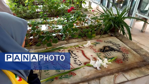 قدم‌های کوچک برخاک بزرگ