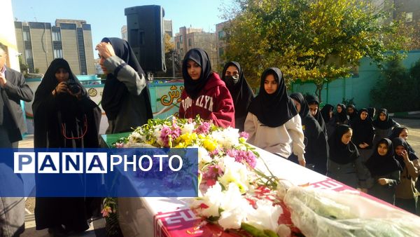 حضور پرمهابت شهید گمنام به مدرسه حضرت زینب صدرا و گرامیداشت مراسم پرچم‌گردانی امام حسین(ع) در هشتگرد