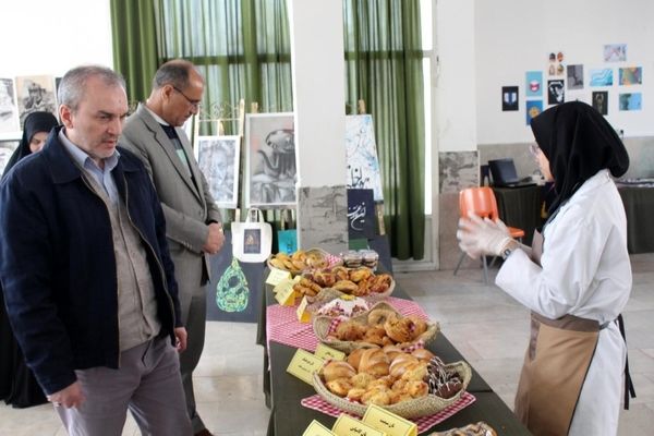 نمایشگاه هنرجویان هنرستان حافظ به‌مناسبت ایام دهه فجر