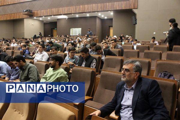 تقدیر از دانش‌آموزان و فرهنگیان برگزیده مسابقات قرآنی در استان قم