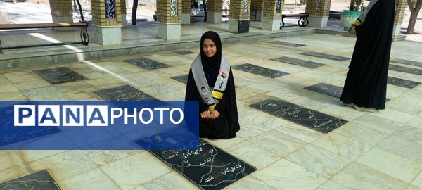 غبار روبی مزار شهدا شهرستان خلیل آباد توسط دانش آموزان بسیجی اموزشگاه مرحوم پاکدل 