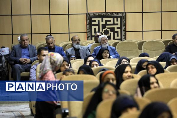 جلسه گرامیداشت و تجلیل از پدران و مادران شهدا 