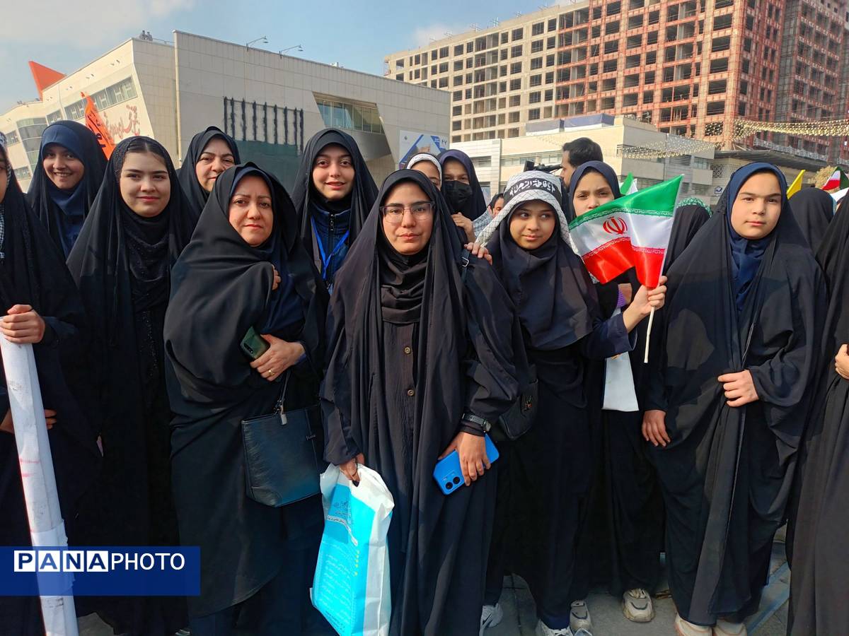 حماسه دانش‌آموزان مشهدی در روز ۱۳ آبان