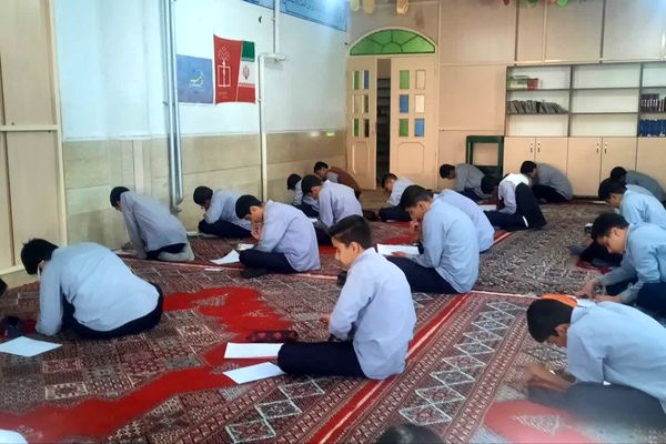   برگزاری امتحانات در دبیرستان هیات امنایی رازی 