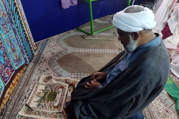 برگزاری نماز جماعت در دبستان مولوی فین