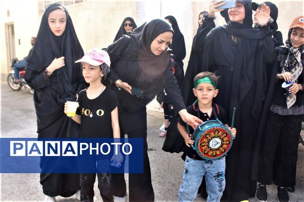 حضور پرشور کودکان قمی در دسته‌های عزاداری روز تاسوعا 