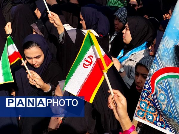 دانش‌آموزان پرچمداران استکبارستیزی در ۱۳ آبان