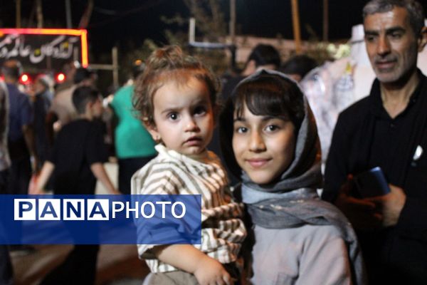 دانش‌آموزان در موکب دانش‌آموزی عشاق‌الحسین از زائرین کربلای معلی پذیرایی کردند