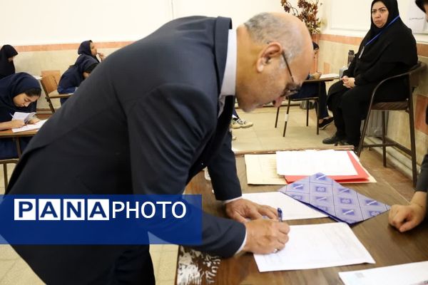 بازدید مدیرکل آموزش و پرورش از برگزاری امتحانات نهایی در یزد