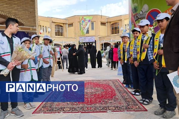 غرفه خبرگزاری پانا و سازمان دانش‌آموزی در مراسم افتتاحیه فعالیت‌های تابستانی