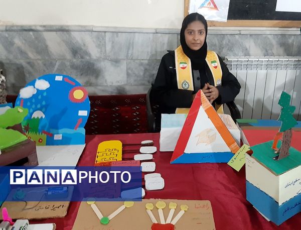 نمایشگاه دست سازه های دانش آموزان دبیرستان بهار آزادی