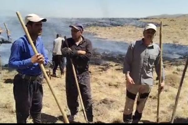 آتش‌سوزی مراتع شبستان روستای سورک با همکاری نیروهای امدادی و مردمی مهار شد