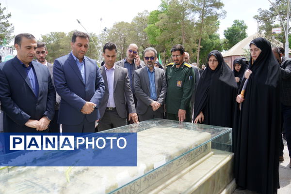 مراسم عطرافشانی قبور مطهر شهدا باحضور مدیرکل آموزش‌وپرورش استان اصفهان