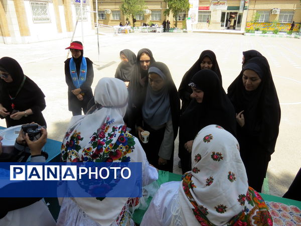 بازدید مشاور وزیر آموزش و پرورش در امور زنان از دست‌سازه‌های دانش‌آموزان دبیرستان 22 بجنورد