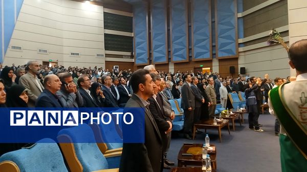 معلم قلب تپنده پایتخت دانایی