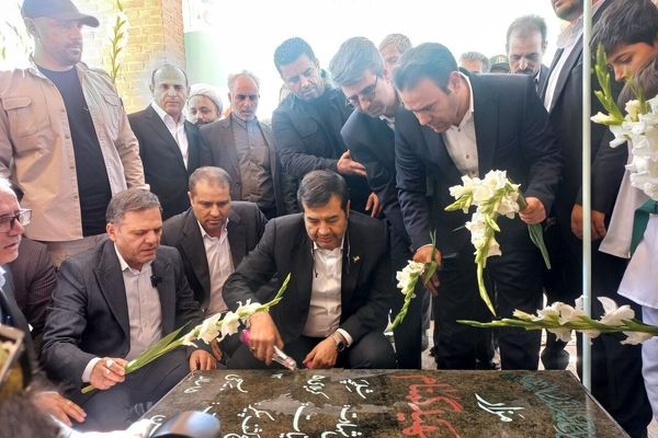 وزیر ورزش و جوانان به مقام شامخ شهدای سلطانیه ادای احترام کرد