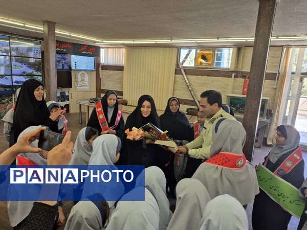 تبریک به پدران شاغل نیروی انتظامی توسط دانش‌آموزان مدرسه شاهد خیر سجادی